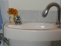 WiCi Concept, auf die wassersparende Toilette anpassbare Handwaschbecken - Frau P (Frankreich - 06)